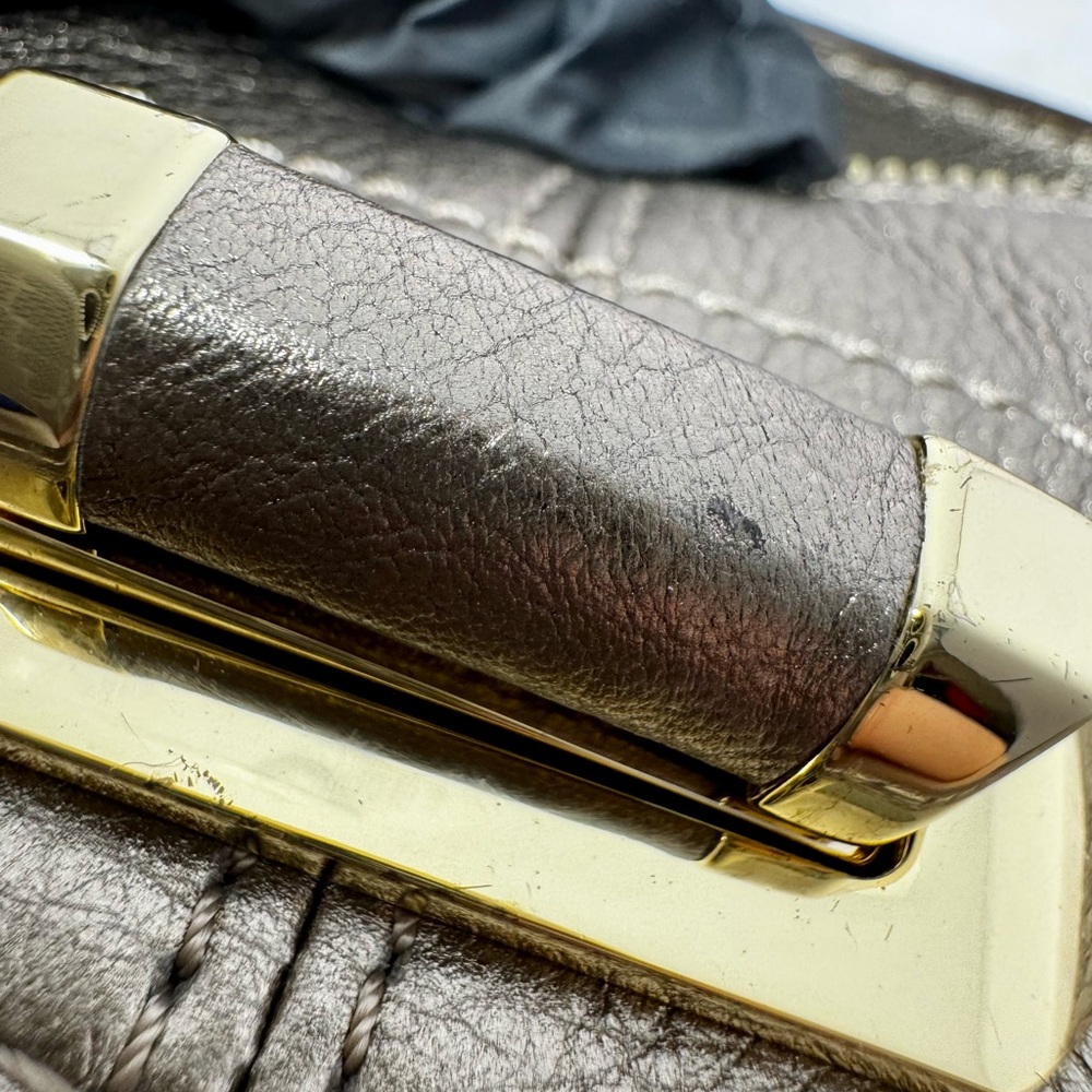 B. Makowsky Metallic Gold Leather Crossbody/Shoulder Bucket Turlock Bag in Gold - Picture 16 of 16